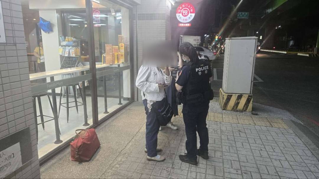 澳籍女公車坐過站找嘸旅館 蘆竹警暖心護送 692149