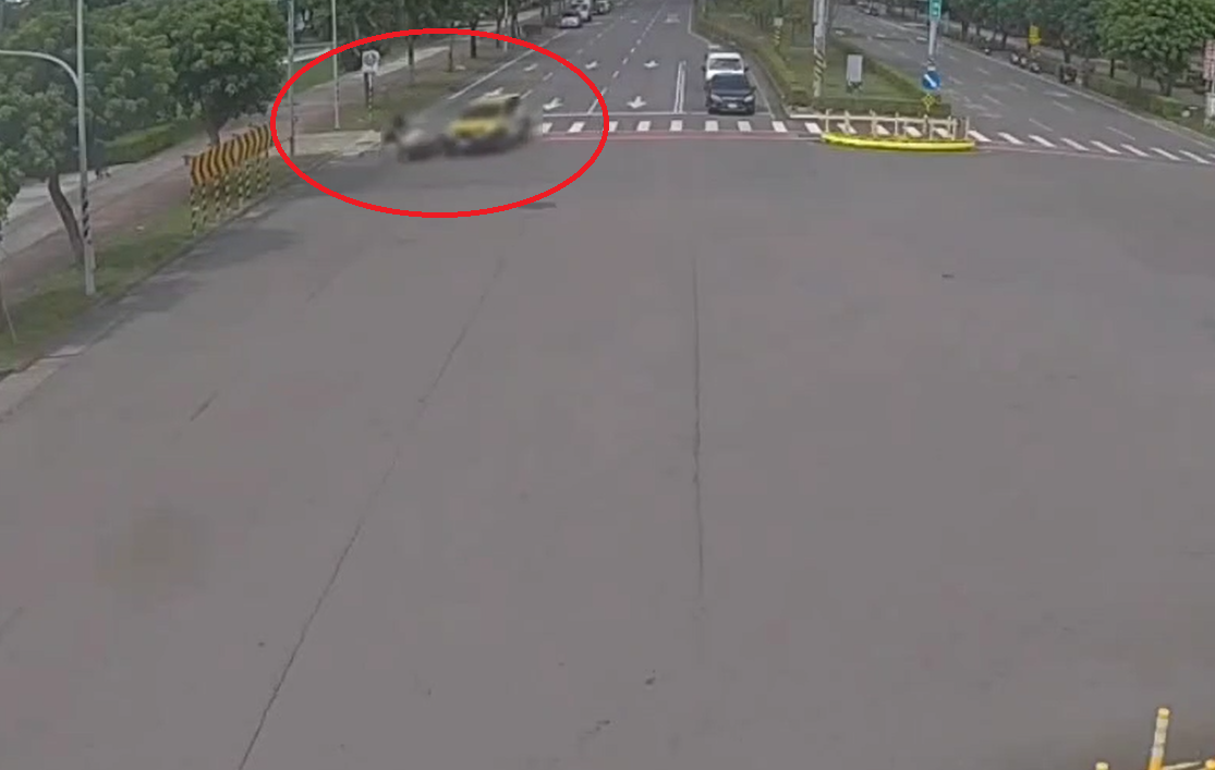 【有片】八德騎士酒後闖紅燈撞計程車噴飛亡 後座男重傷搶救中 5454fq6e6
