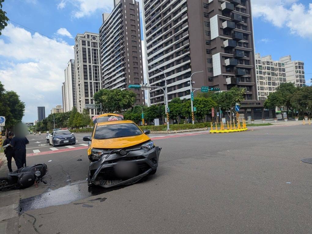【有片】八德騎士酒後闖紅燈撞計程車噴飛亡 後座男重傷搶救中 869793 0