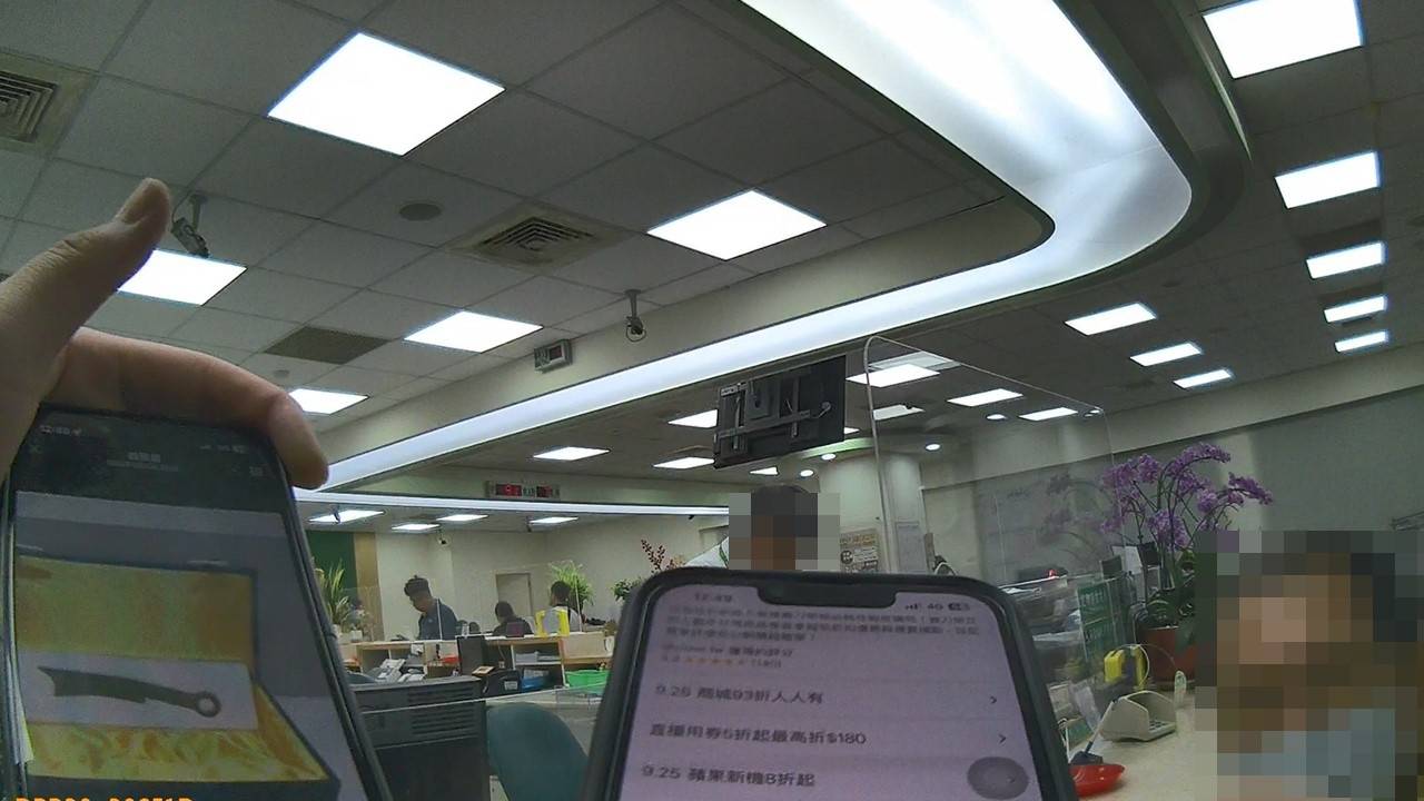經警方檢視手機對話紀錄，詐團謊稱「代購農具」，同時推銷骨董，害老翁險些遭詐三萬元。（記者翻攝）