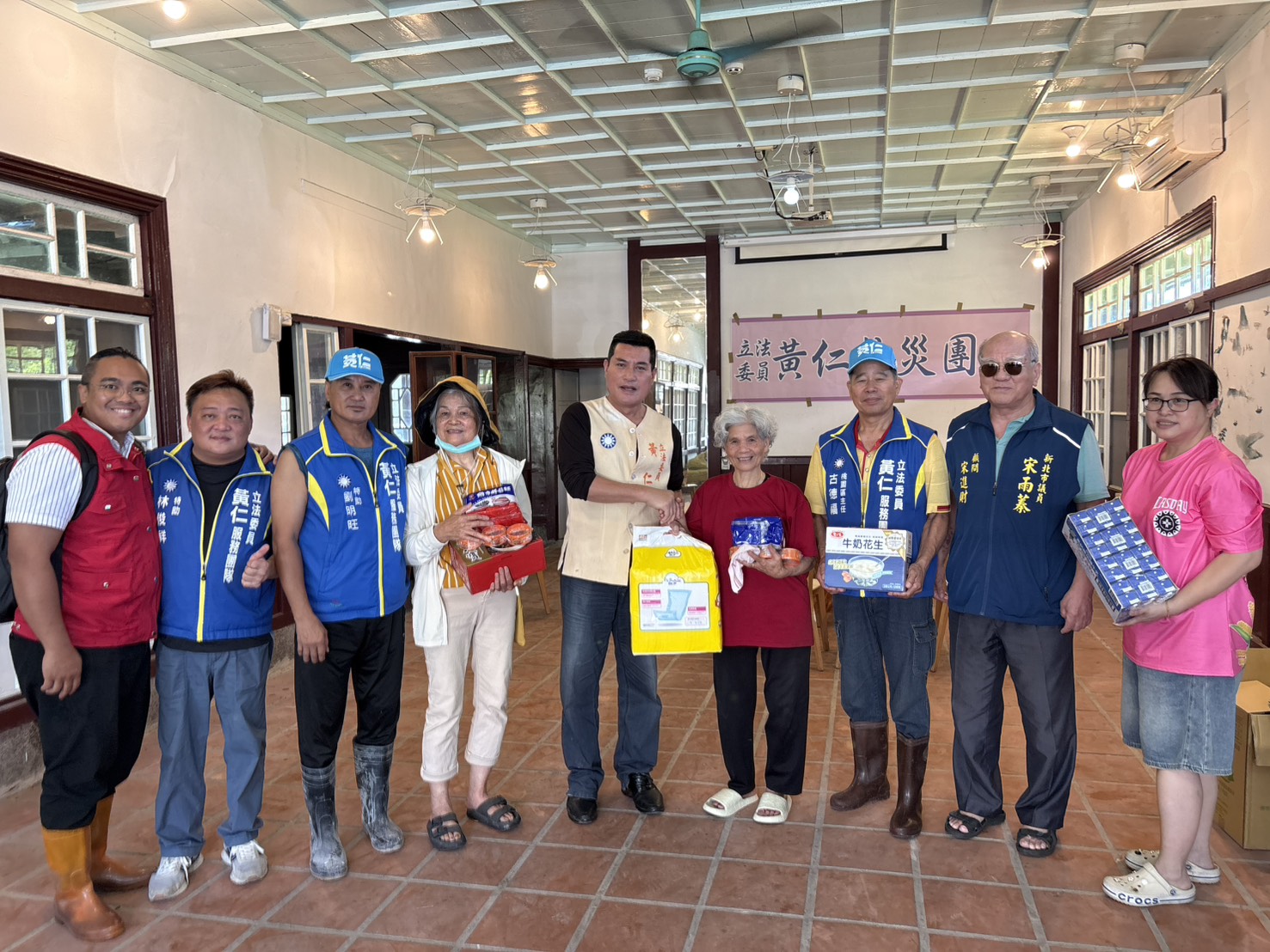 黃仁在馬太鞍溪堰塞湖溢流,重創光復鄉的第一時間即要求花東服務團隊全員待命投入防救災應變。(圖/黃仁國會辦公室)