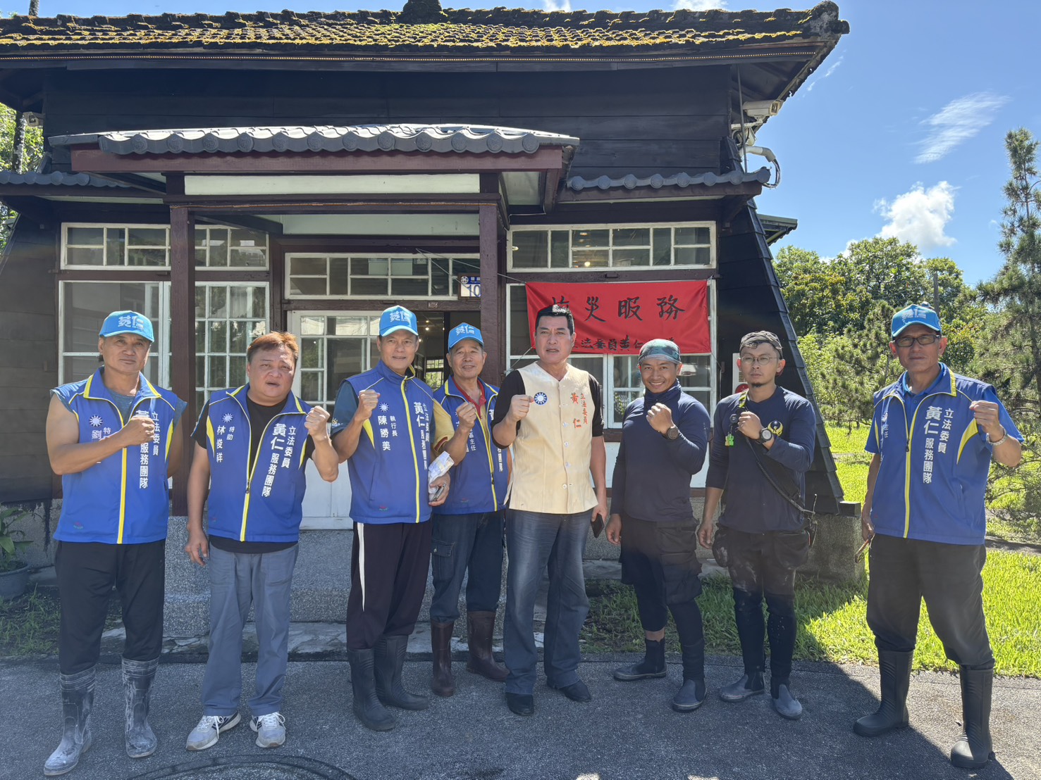 黃仁委員花東服務團隊前進災區投入民生物資發放,為遭封閉三日的阿托莫部落帶來救援曙光。(圖/黃仁國會辦公室)