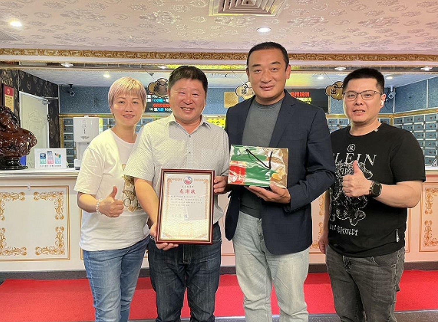 吳明達理事長（右二）一直秉持「哪裡有需要，愛心就到哪裡」的信念。如今身處逆境之際，仍心懷大愛、心繫花蓮協助災民，左二為花蓮議長張峻。（圖／威震愛心發展協會）