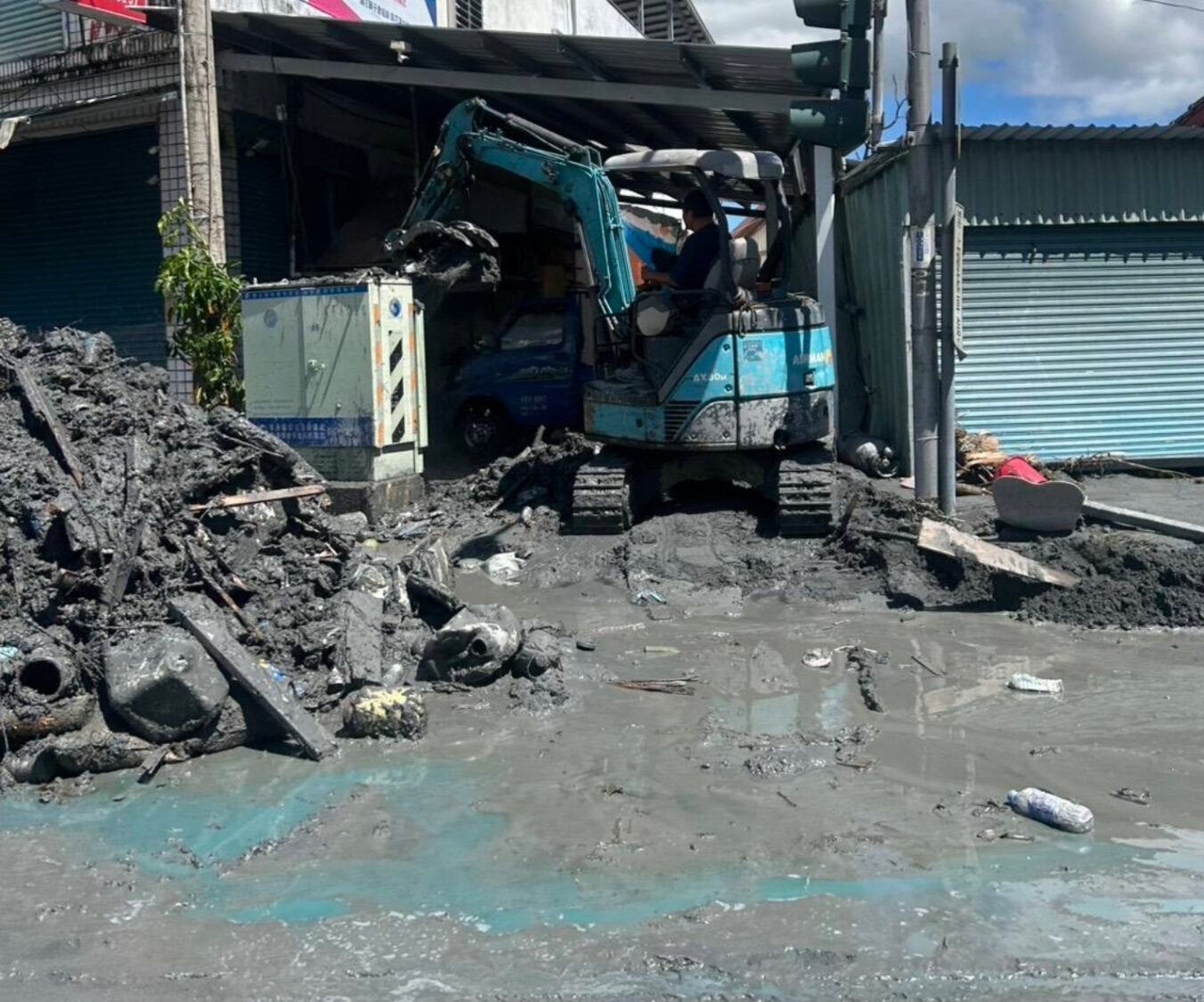 花蓮光復地區因馬太鞍溪堰塞湖溢流成災，街道滿是泥濘與淤積，救災難度極高。（圖／威震愛心發展協會）