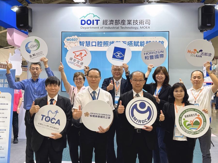 ▲金屬中心口腔照護暨吞嚥賦能智慧方案攜手合作夥伴,展現跨領域合作與場域滲透成果。(前排左起為台灣口腔照護協會理事長邱耀章、板橋榮民之家副主任劉汝俊、金屬中心副執行長王俊傑、嘉義縣衛生局局長趙紋華。後排左起為北昕資訊副總經理賴志煬、優安互連總經理吳虹宜、台朔重工副總經理黃于峰、和豐國際總經理林香莉、活那凌生技董事長陳思汝)。