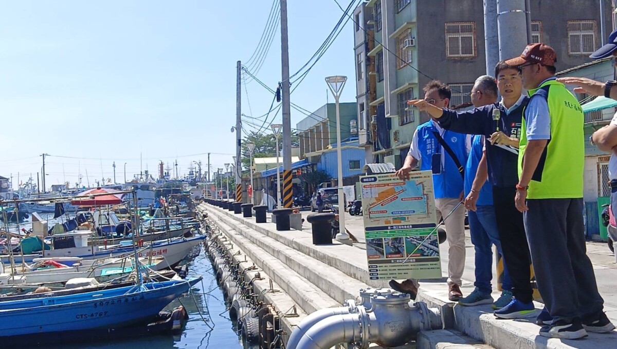 ▲議會農林委員會赴旗津考察,市府水利局長蔡長展、海洋局長石慶豐及農業局長姚志旺等相關局處首長陪同說明,主要推動漁港升級與積水改善 打造永續宜居海岸社區。