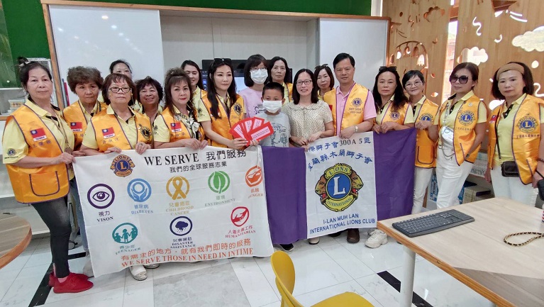 ▲宜蘭木蘭獅子會跨區到坪林國小慰問弱勢學童留影。