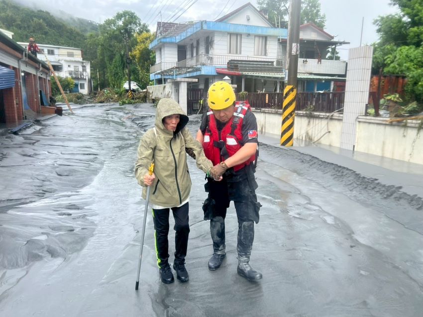 《圖說》協助長者脫困。〈消防局提供〉