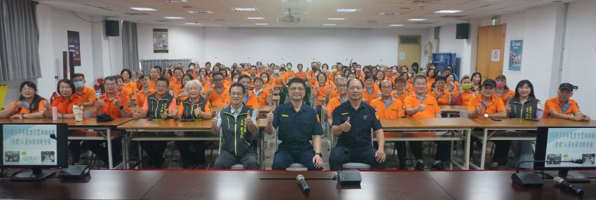 提昇執勤安全 板橋警守望相助隊任務講習經驗分享 2 《圖說》板橋分局114年下半年守望相助隊任務訓練合影。〈板橋分局提供〉
