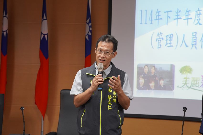 提昇執勤安全 板橋警守望相助隊任務講習經驗分享 3 《圖說》板橋區公所主任秘書蔡文仁感謝守望相助隊對社區治安的努力與付出貢獻。〈板橋分局提供〉