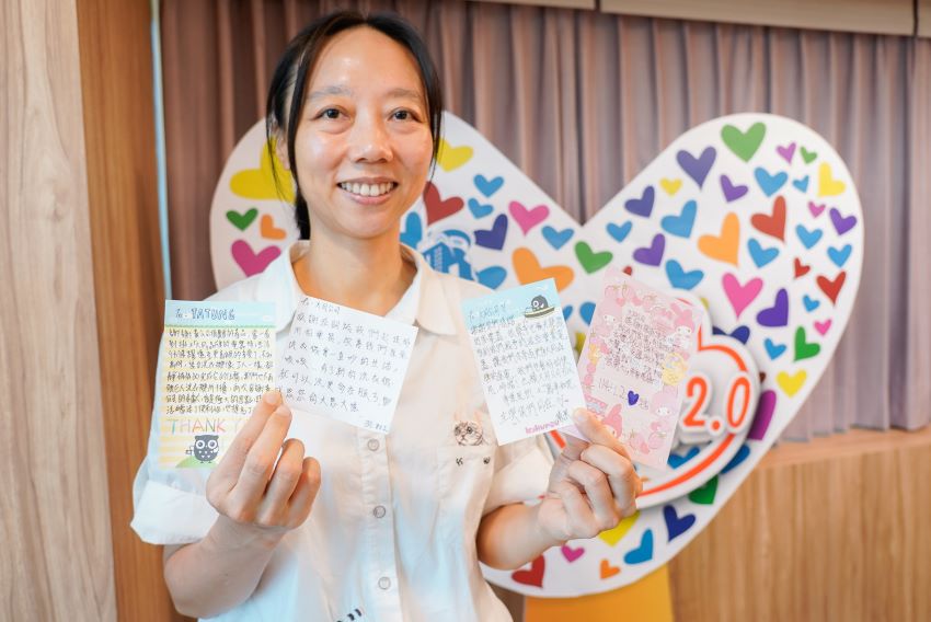 助新北弱勢兒少據點添家電 大同公司第三年送暖 2 《圖說》國際奔享體驗教育發展協會督導謝惠雯帶著孩子們的手寫卡片出席捐贈儀式。〈社會局提供〉