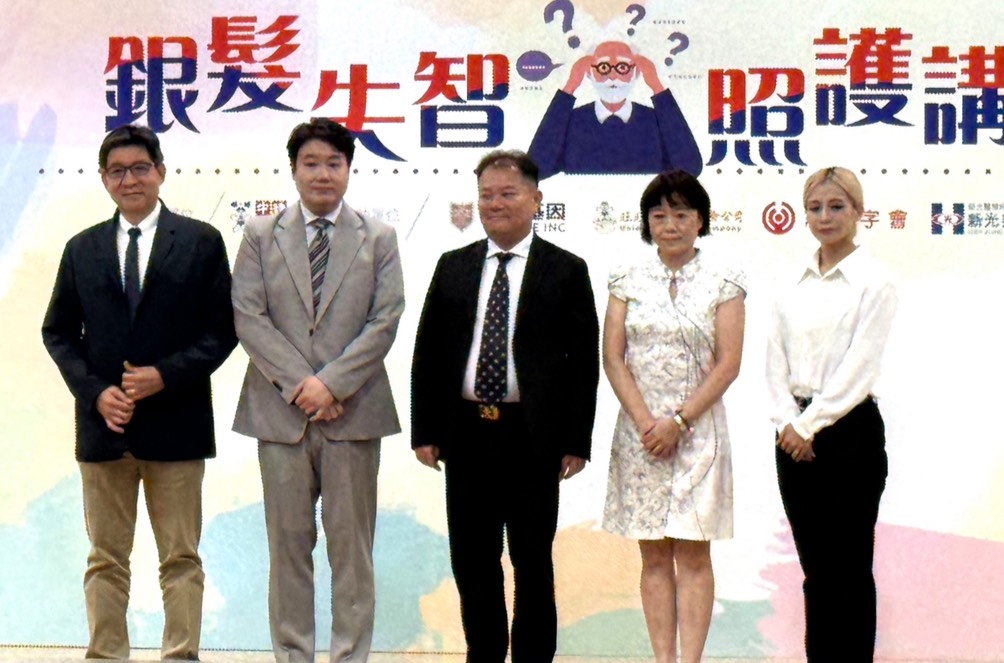 台灣失智人口2050年恐逾86萬 甄瑞興:從飲食與睡眠著手維持大腦健康 9 %E9%8A%80%E9%AB%AE%E5%A4%B1%E6%99%BA%E7%85%A7%E8%AD%B7%E8%AC%9B%E5%BA%A7%E5%90%88%E5%BD%B1%E3%80%82%EF%BC%88%E7%94%84%E7%91%9E%E8%88%88%E6%8F%90%E4%BE%9B%EF%BC%89