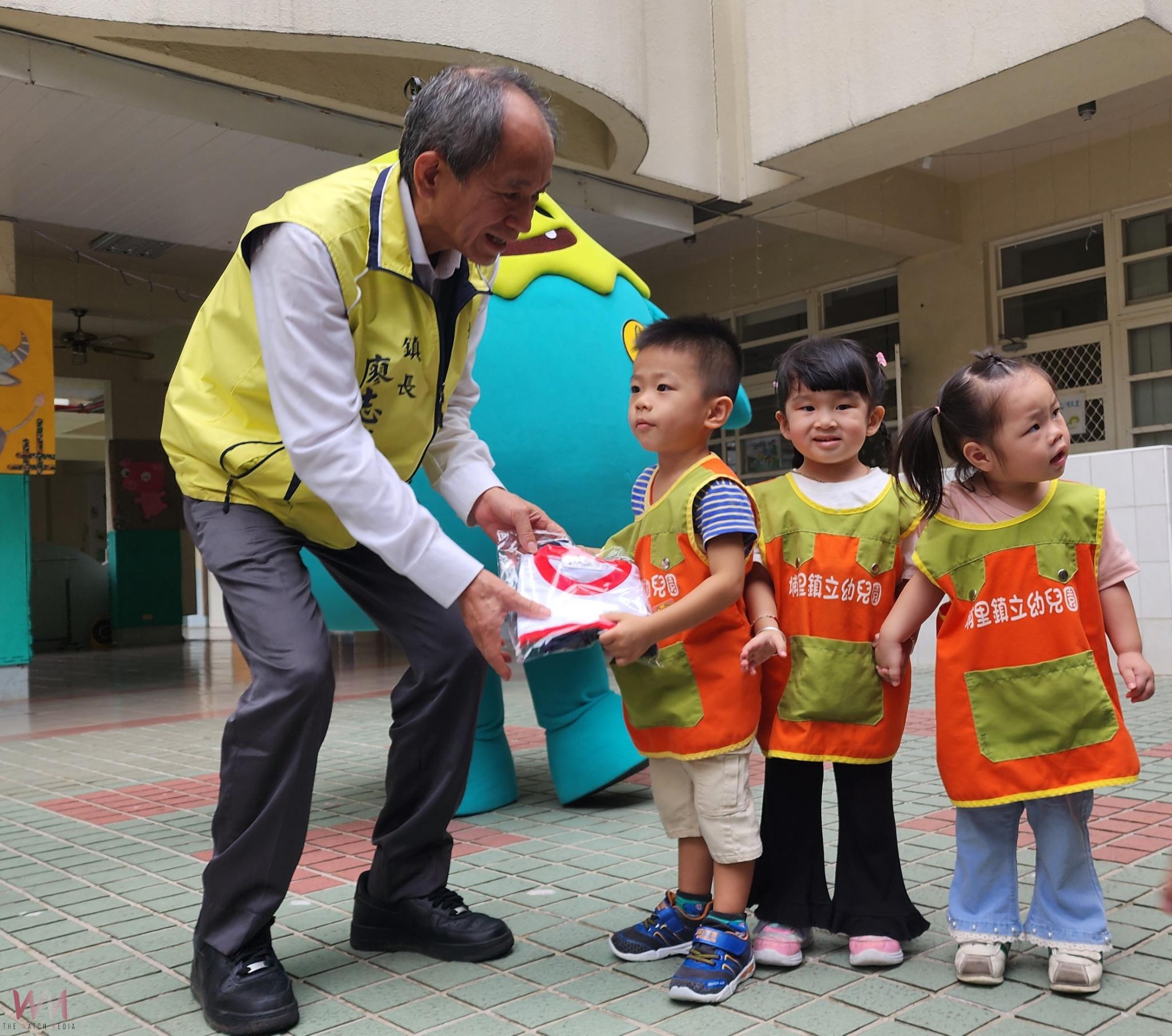 埔里鎮長廖志城贈送埔里鎮立幼兒園學童全新夏季、冬季制服各1套 - https://www.watchmedia01.com