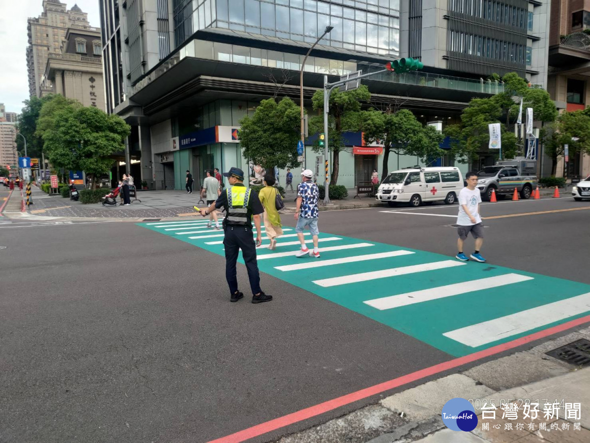 教師節連假出遊車潮湧現，桃警啟動交通疏導機制確保市民平安順暢。