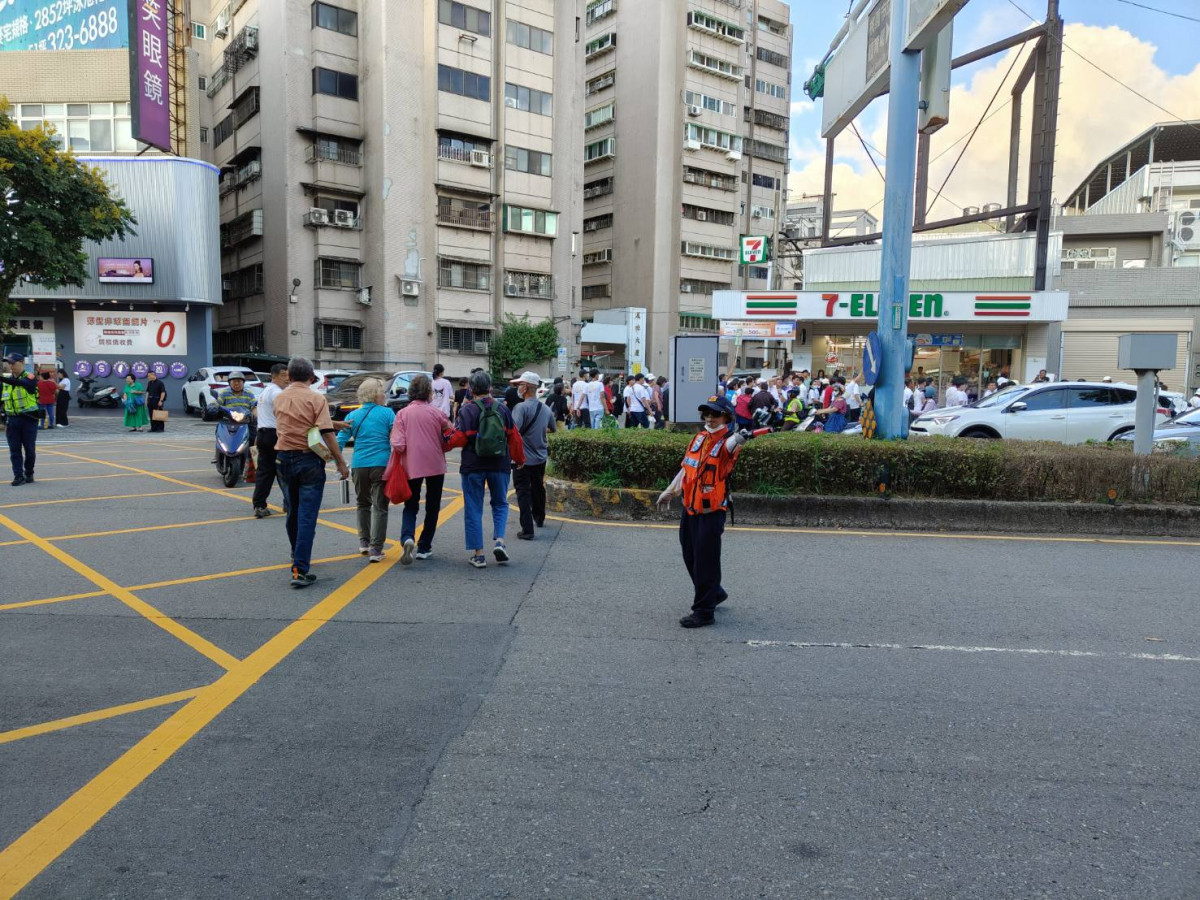 教師節連假出遊車潮湧現,桃警啟動交通疏導機制確保市民平安順暢。
