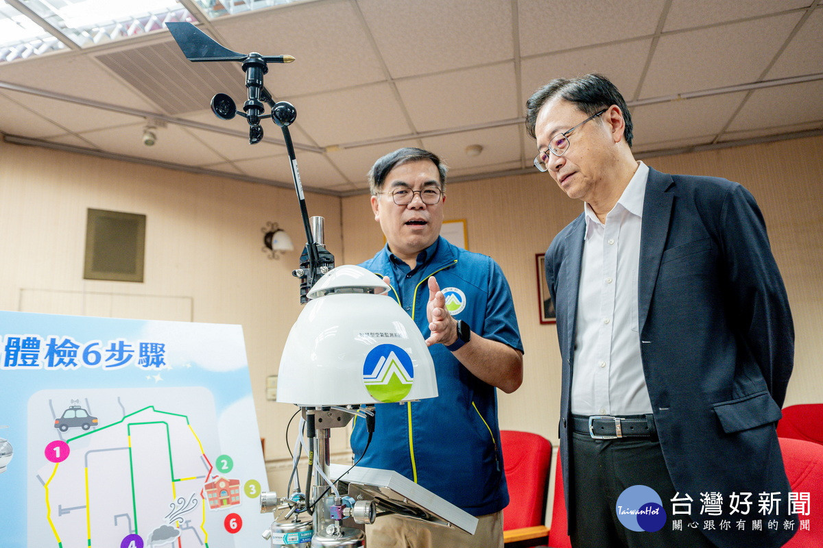 桃園市長張善政、環境部長彭啟明於「兒少校園空品防護網」記者會中交流心得。