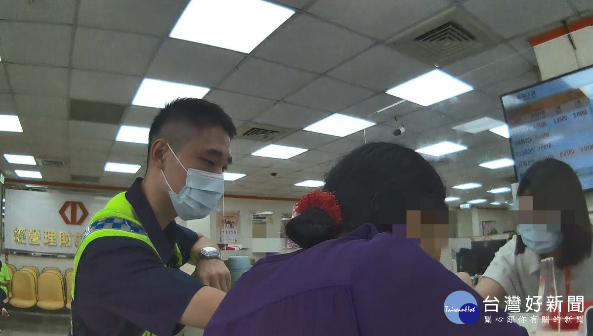 獨居女遭假網友連兩日險遭詐350萬,中壢「警銀聯防」即時識破保全積蓄。