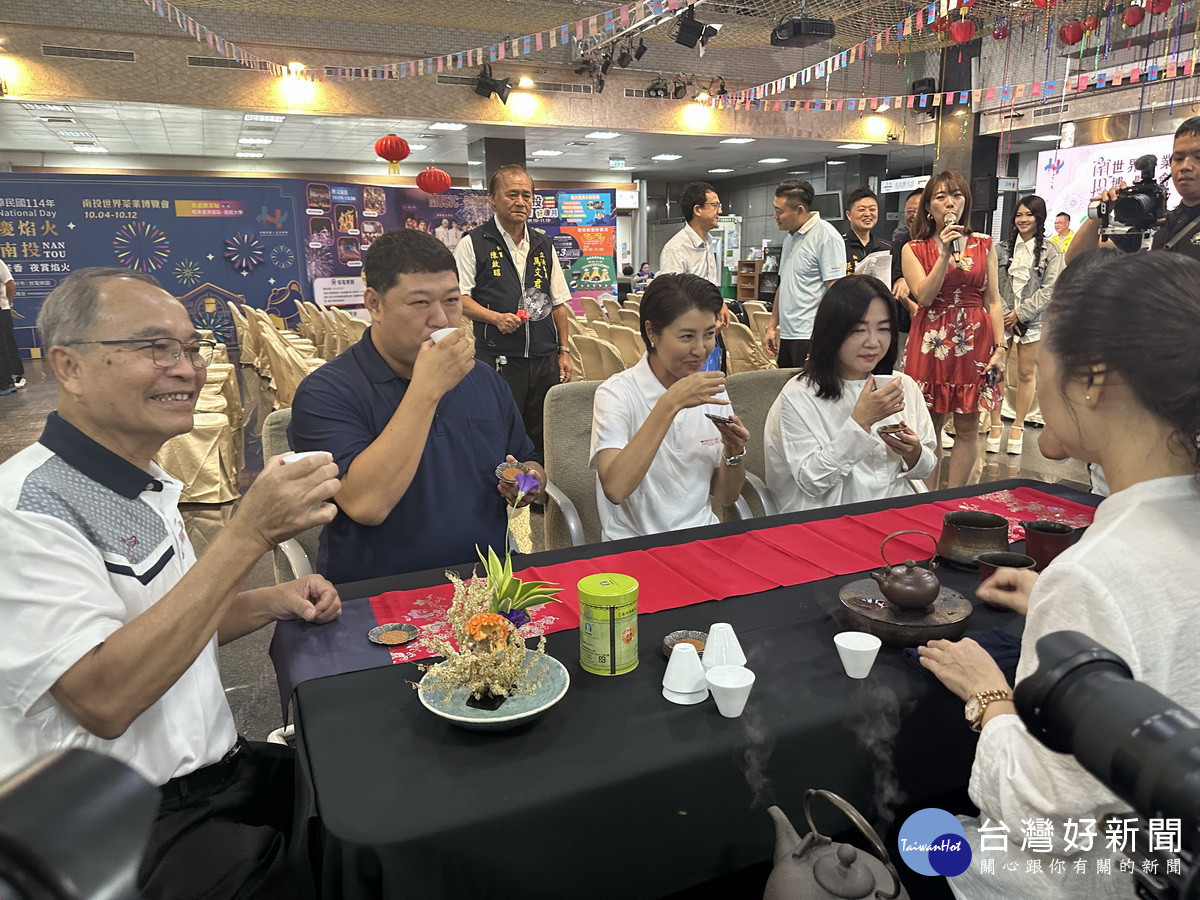 游立委許縣長馬立委歡迎大眾來品好茶。(記者扶小萍攝)