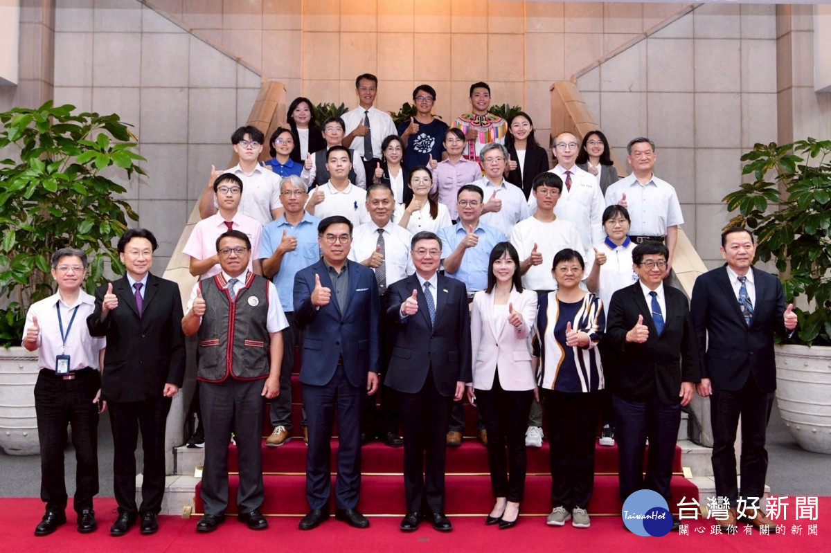 行政院舉辦「淨零綠領人才培育」合格證明典禮，卓榮泰授證全台22位代表。