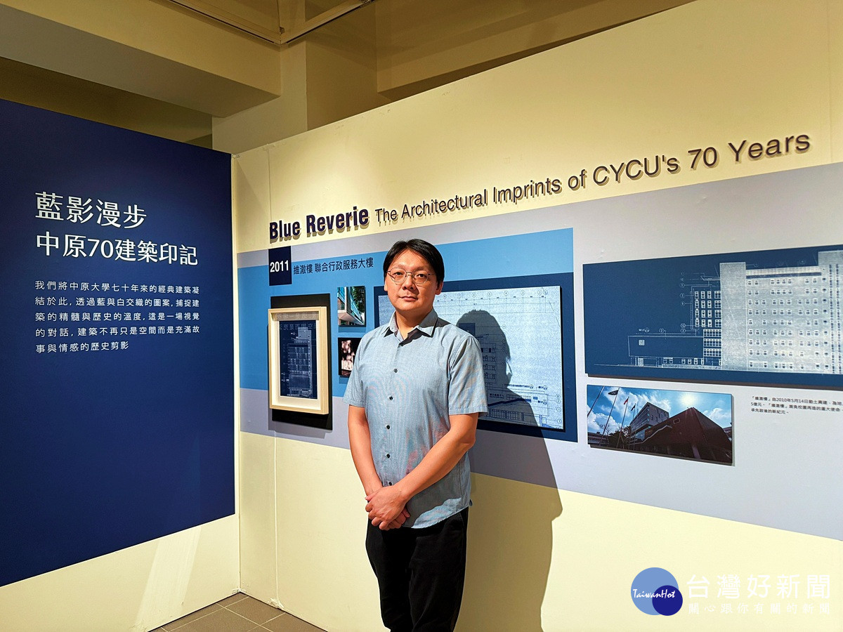 策展人謝文哲於《藍影漫步》前,帶領觀眾感受中原建築的故事與溫度。