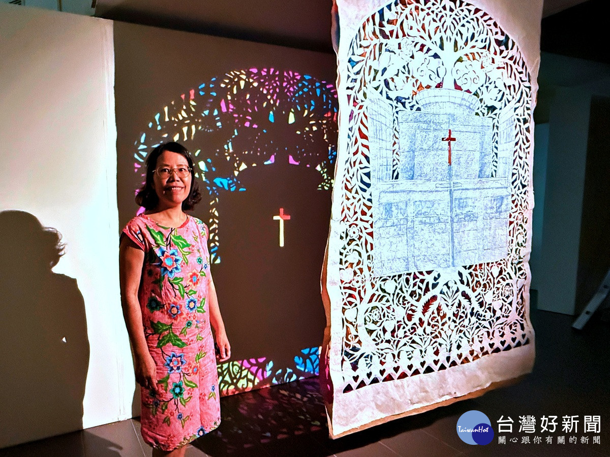 藝術家張瑞頻為中原70校慶創作《天圓地方》,以構樹皮與彩色玻璃紙展現環保永續之美。