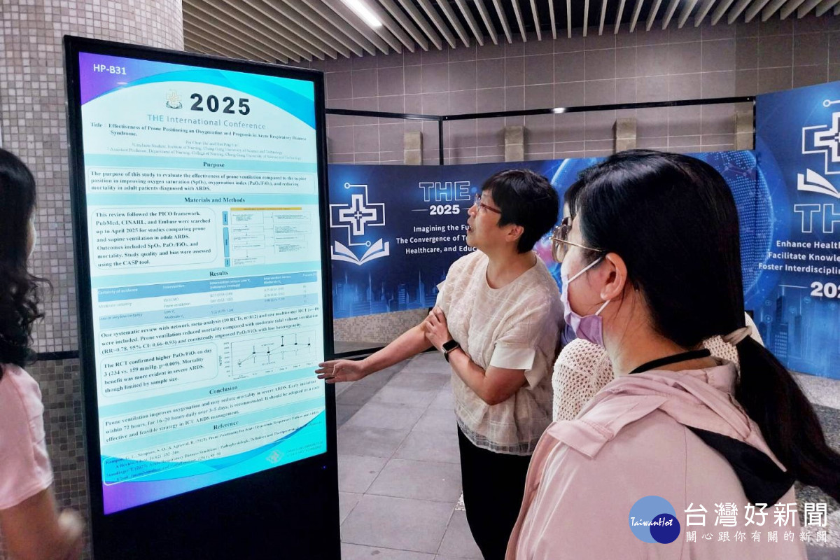 研討會場外展示了143篇電子海報(e-Poster)摘要論文,吸引師生閱覽討論