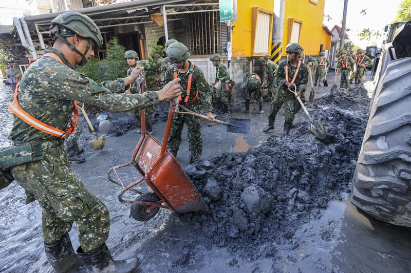 花蓮馬太鞍溪堰塞湖溢流重創光復鄉,當地街道到處都遭淤泥入侵,國軍動員投入救災。中央社