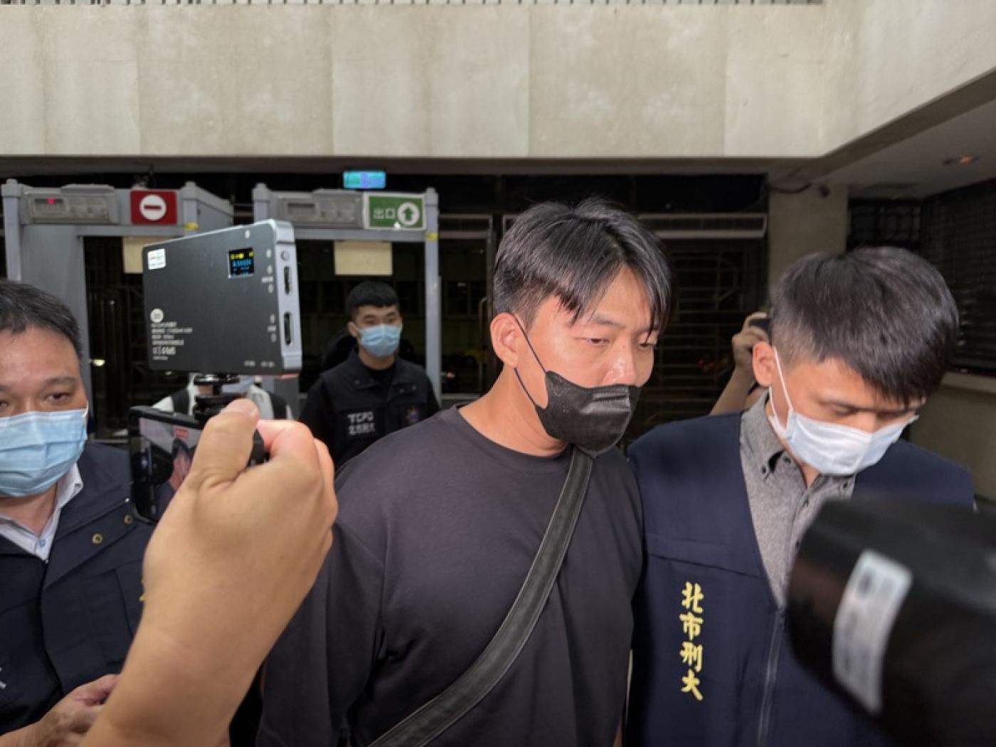 臉書粉專「迷因台式民主」戴瑞甯涉嫌恐嚇檢察官,遭求刑7月有期徒刑。中央社