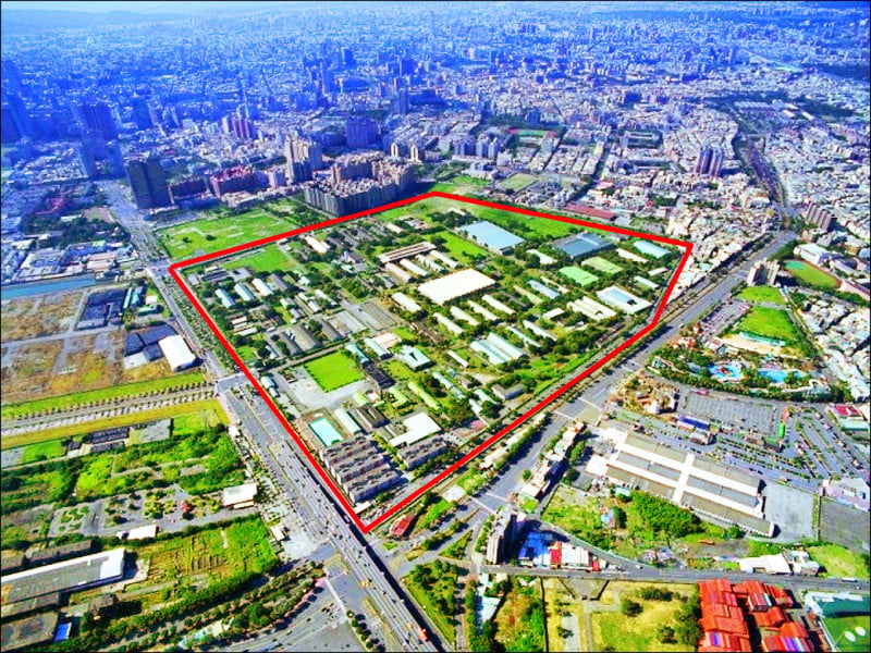 座落於高雄亞洲新灣區的205兵工廠搬遷案，國防部2016年委托高雄市府代辦執行，預計今年底完成所有搬遷。高市府提供
