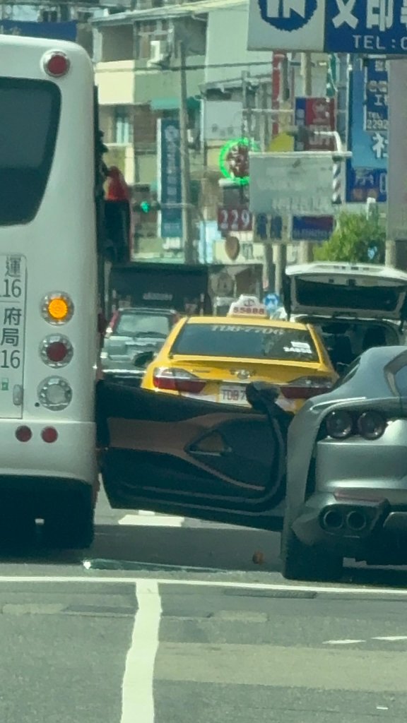 台中法拉利違停開門撞公車-駕駛全責引安全討論