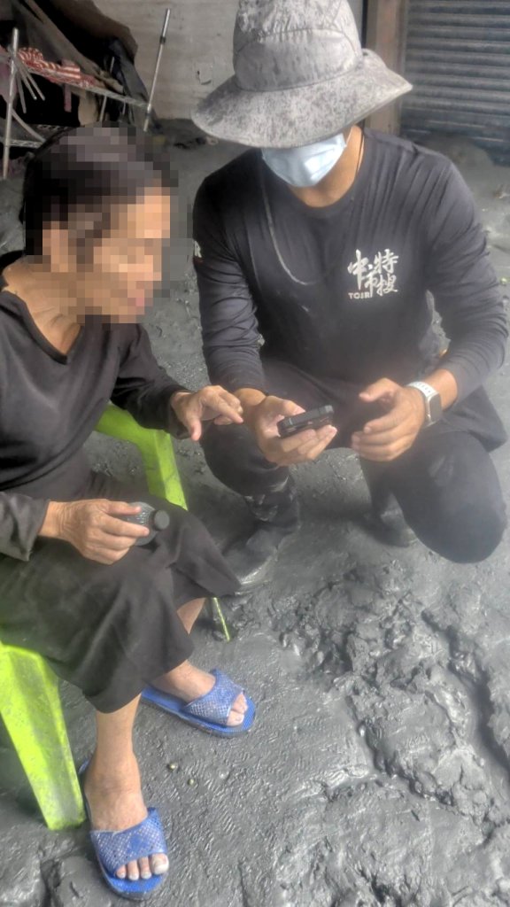 花蓮淹水民眾手機遭沖走　臺中特搜隊借電話助母女報平安