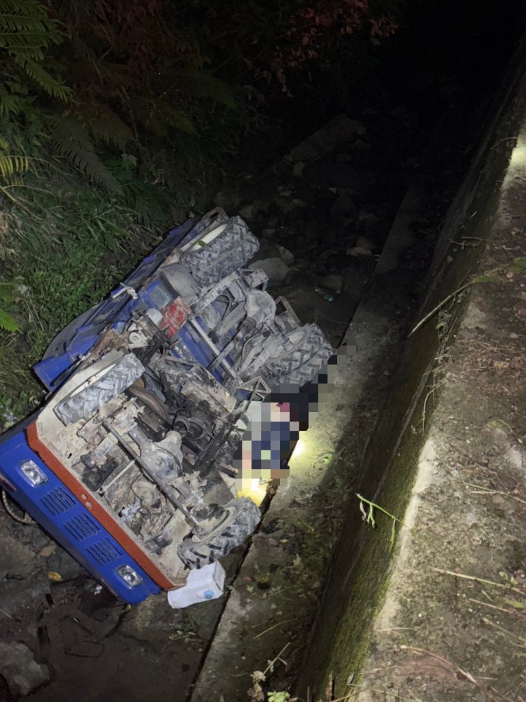 苗栗農用搬運車不明原因翻覆 駕駛被壓住當場死亡