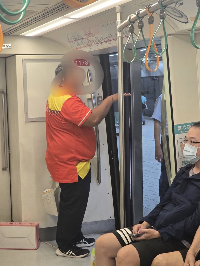 影／高雄捷運乘客糾紛！男騎電動代步車動線被擋　跟乘客說「借過」遭推到月台