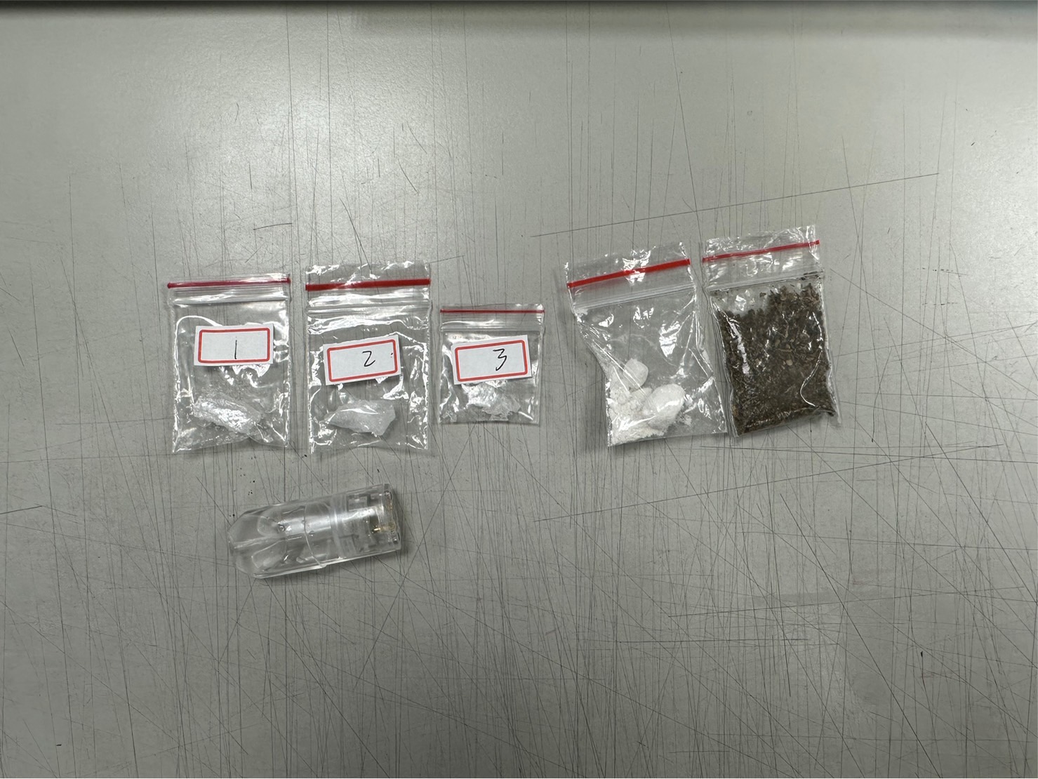 警方在江男身上查獲海洛因、安非他命、依托咪酯及大麻等4種毒品。