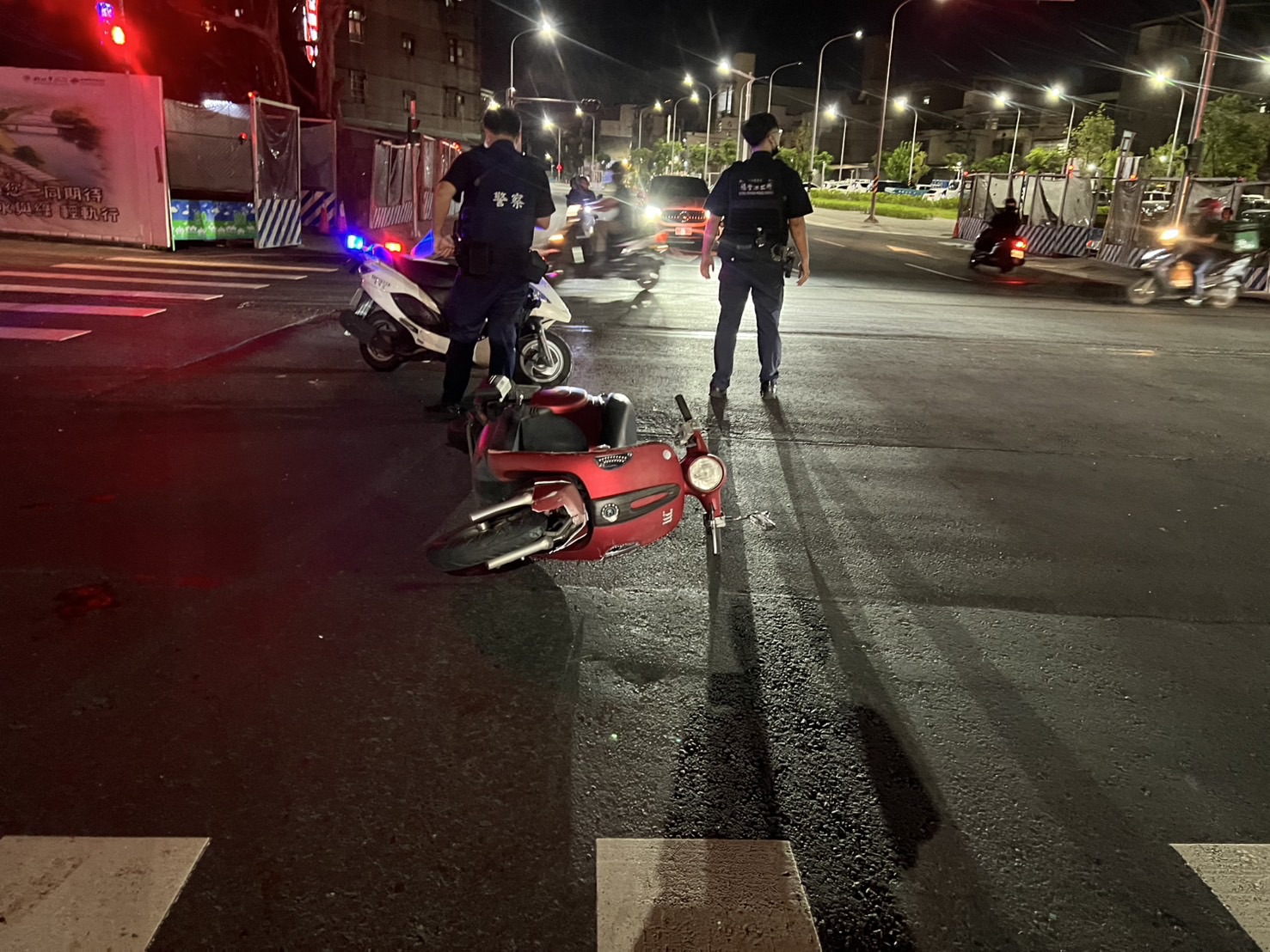 新北市新莊區新樹路、國營路口,昨(25)日晚間20時許發生嚴重交通事故。