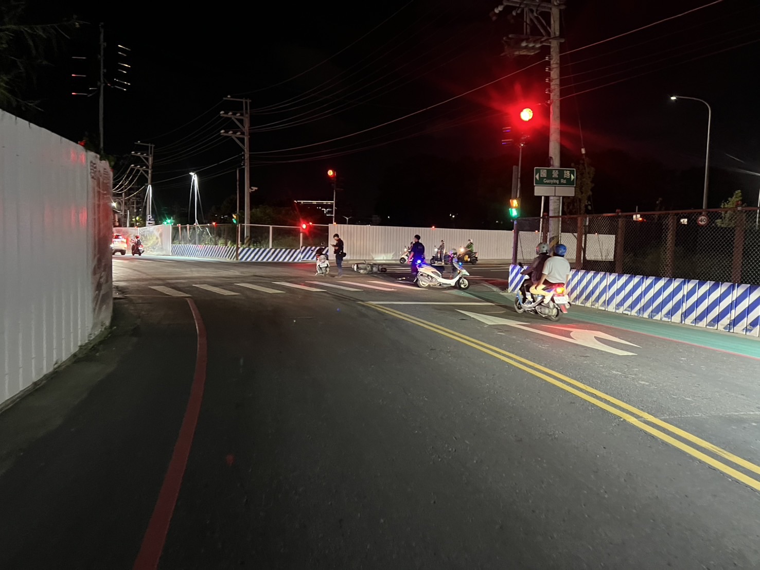 42歲程姓男子駕駛休旅車行經路口時闖紅燈,與直行的62歲余姓女騎士發生碰撞。
