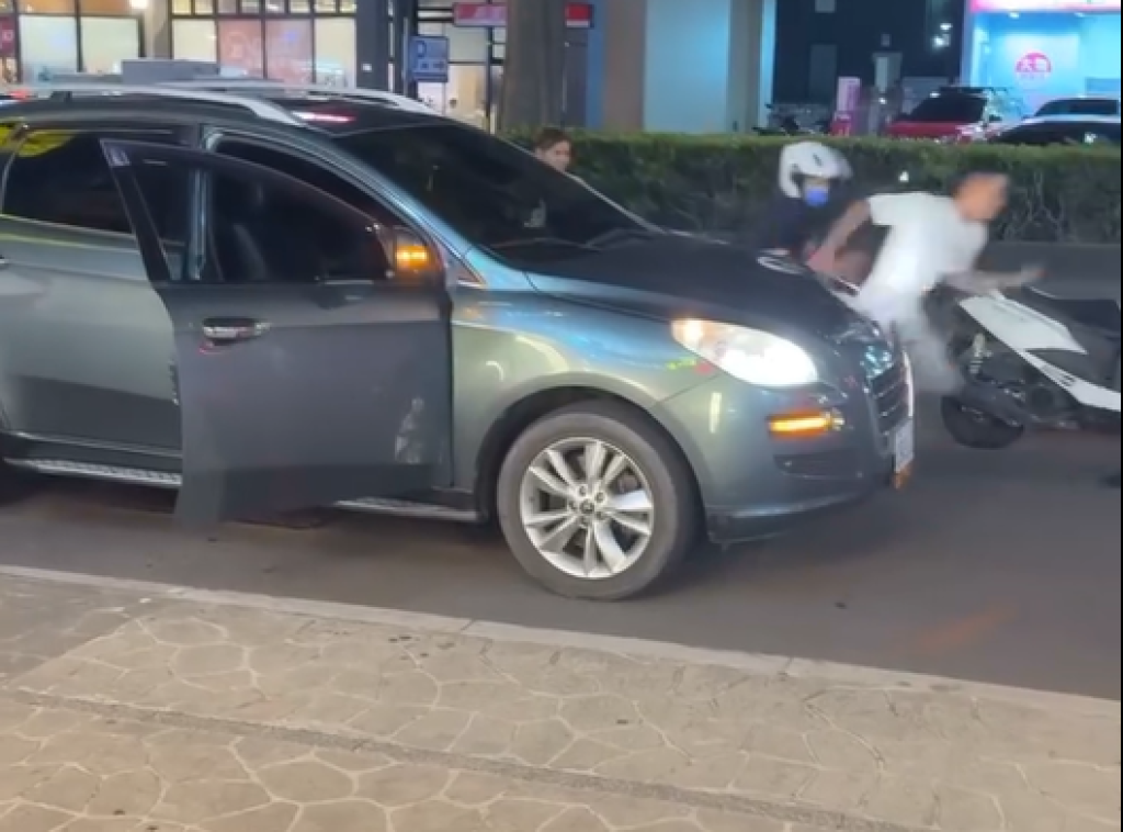 影／大街上演追逐戰！警攔車喊「趴下不要跑」　下秒駕駛衝刺狂逃