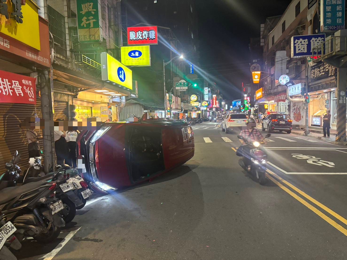 29歲顏姓男子駕駛三菱COLT PLUS,疑因疲勞駕駛而偏離車道,失控撞上路邊燈桿,導致車輛當場翻覆。