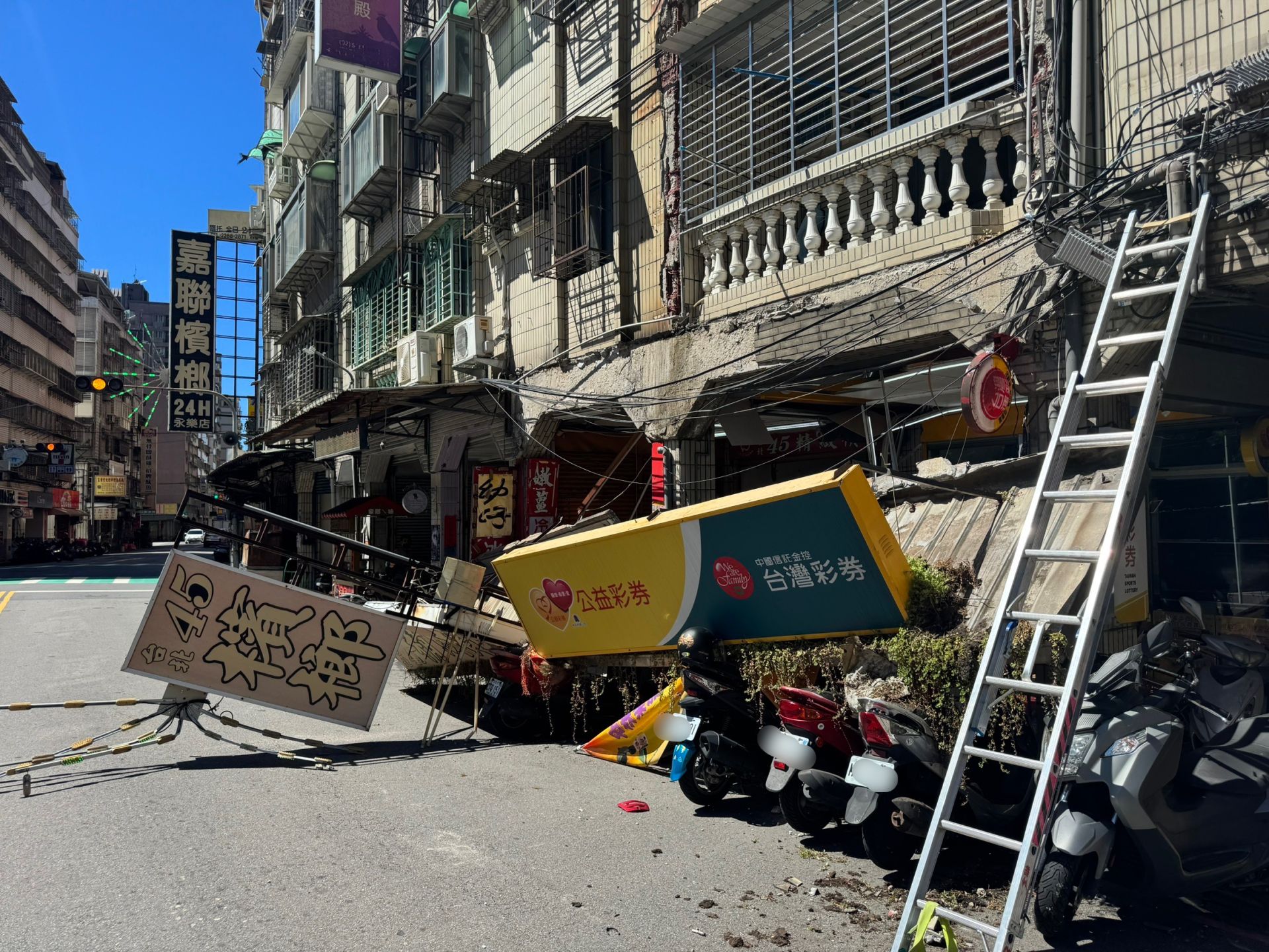 新北市蘆洲區永樂街1處連棟店面,昨(25)日中午12時許外牆雨遮與招牌不明原因鬆脫墜落。