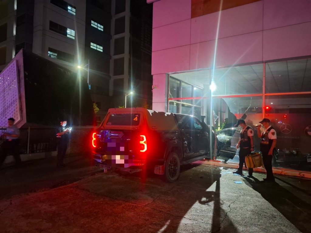 酒駕失控!-高雄男駕車直衝修車廠 慘遭送辦恐罰最高12萬