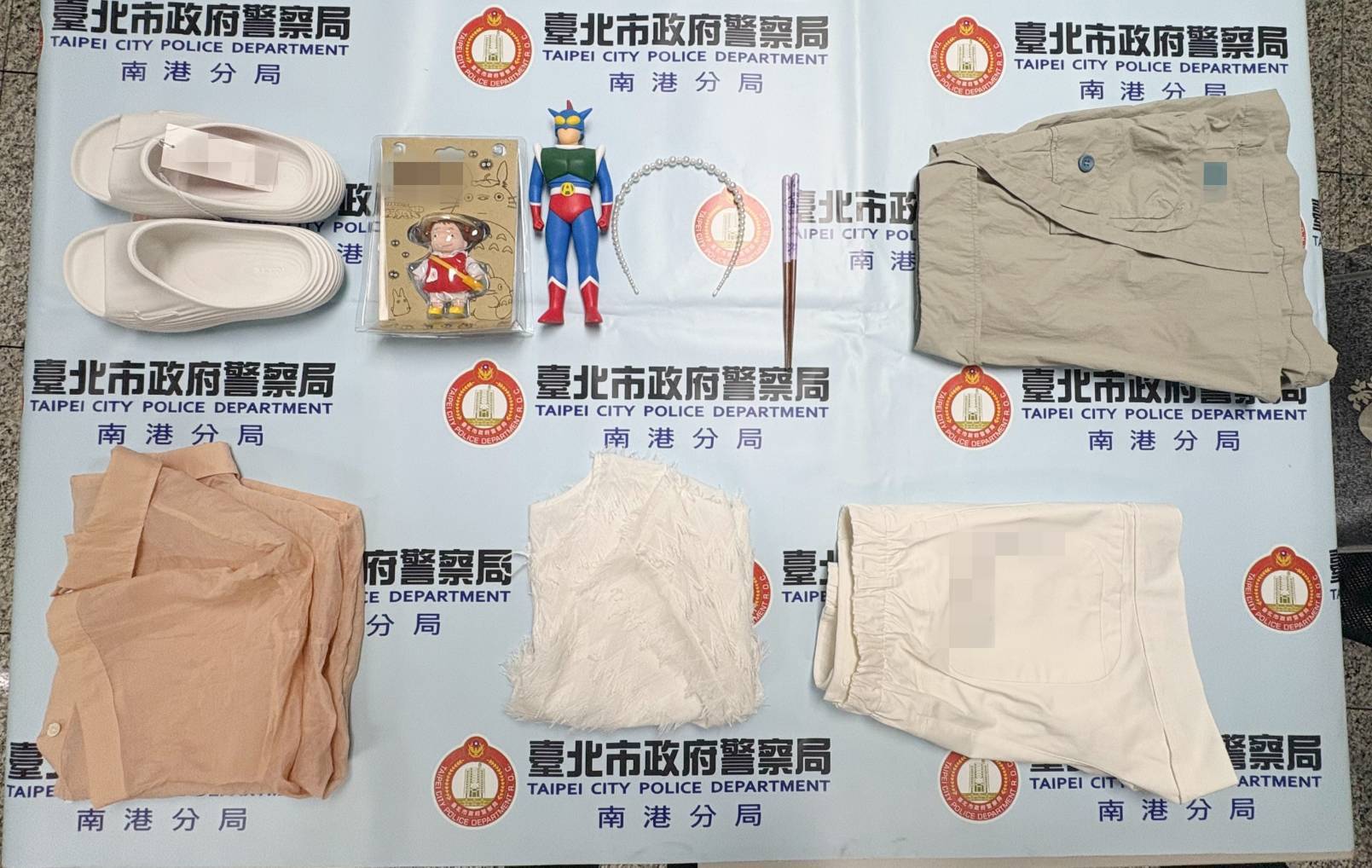 警方於廖婦住處查獲衣物、公仔、日用品等大量贓物。