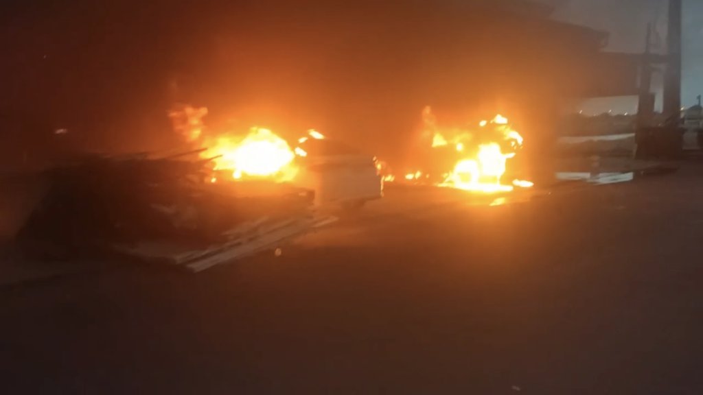 快訊/甲苯洗地板釀災!台南工廠惡火狂燒-汽車慘遭殃