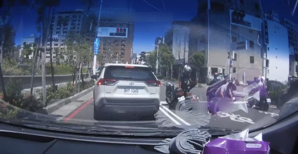 高雄粗心車主忘鎖門包被偷-警三小時火速逮嫌-贓款六千全追回