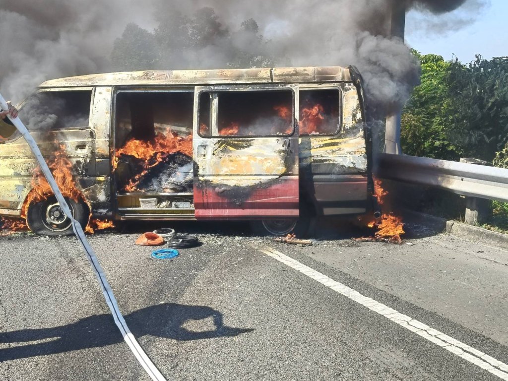 快訊／國3驚傳火燒車！廂型車遭惡火吞噬…2人驚逃　驚悚畫面曝