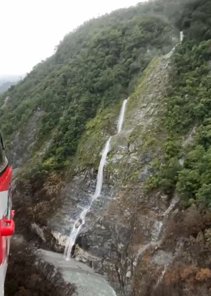 馬太鞍溪堰塞湖空拍畫面曝光! 驚見流水如瀑布注入湖中