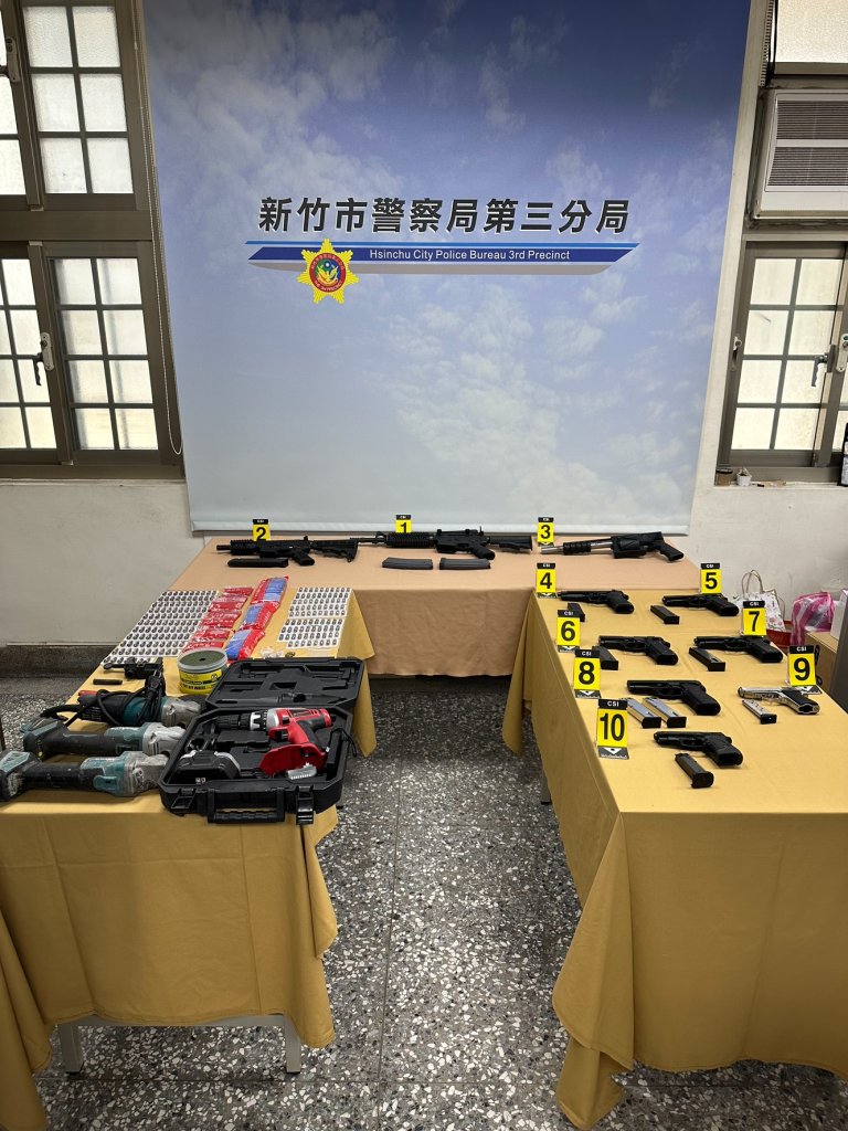 工程行暗藏地下兵工廠! 竹市警查獲改造槍械13把赫見「007」配槍