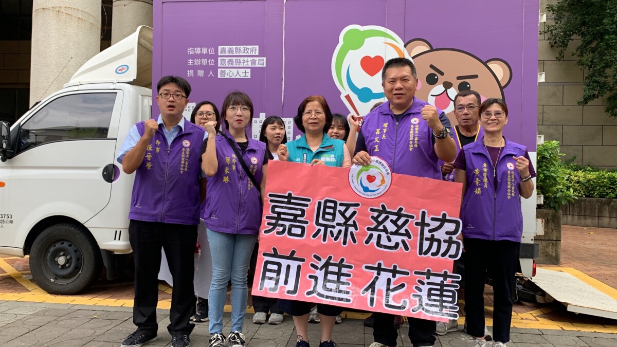 嘉義縣慈善團體聯合協會理事長呂文正親自帶領物資車隊，趕往災區捐物資濟助同胞。（圖/記者陳惲朋攝）