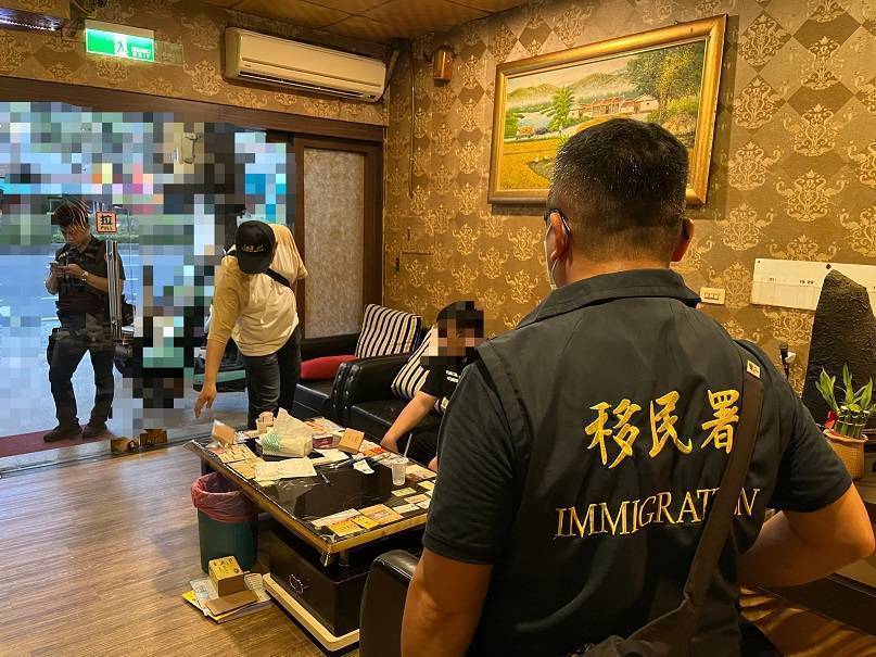 移民署嘉義縣專勤隊在高雄市某一SPA會館,當場查獲12名越南籍女子,疑係合法成功引入境後,安排在人頭雇主家待不到1日,即由集團成員窩藏移工並媒介從事性交易謀取暴利。(圖/嘉義縣專勤隊提供)