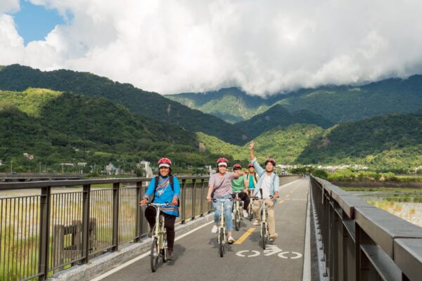 ▲10/12自行車活動串聯八通關古道、歐亞菲板塊交界等地質景觀,沿途結合文化導覽與在地美食,展現縱谷獨特魅力。(圖/花東縱谷國家風景區管理處)