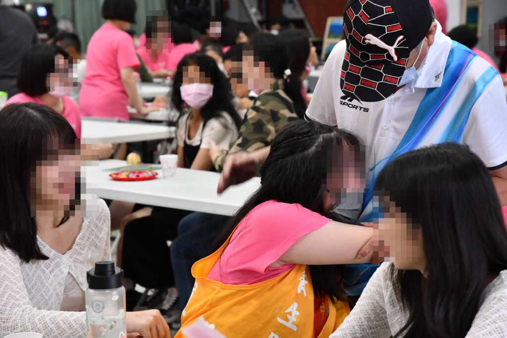 ▲勵志中學辦理中秋節面對面懇親活動,讓思念親人的學生能與家人共享天倫,藉由親情支持鼓勵,讓這群矯正少年感受家庭温暖,用愛化解僵局。(勵志中學提供)